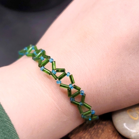 Delicate wrist bracelet y2k B2730 aqua and lime seed beaded for petite wrist - Picture 1 of 2